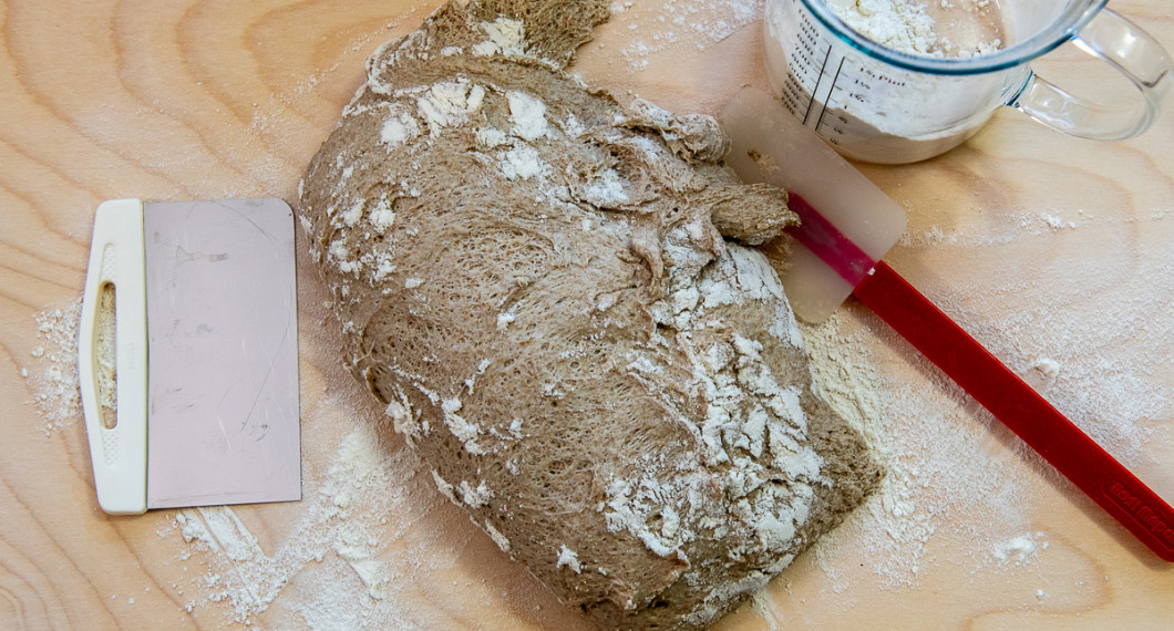 Ta upp degen på mjölat bakbord och knåda den några minuter. 