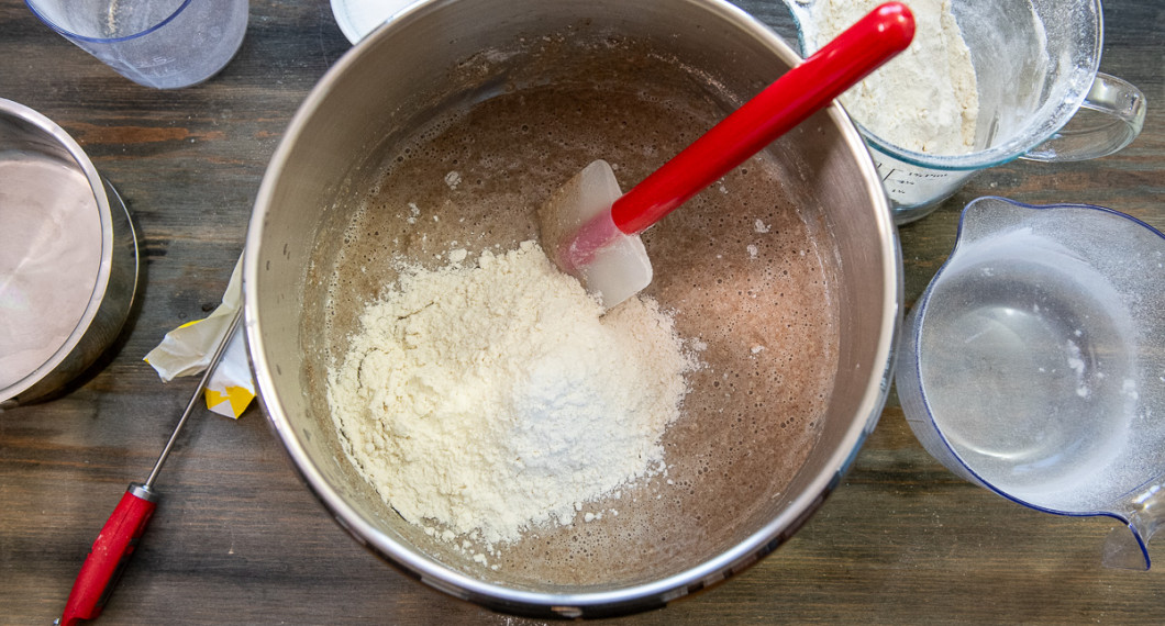 Rör i vetemjölet och blanda ihop till en deg som precis släpper från kanterna. Knåda degen i degblandare i 8 minuter eller för hand i 15 minuter. Låt jäsa övertäckt i 40 minuter. 