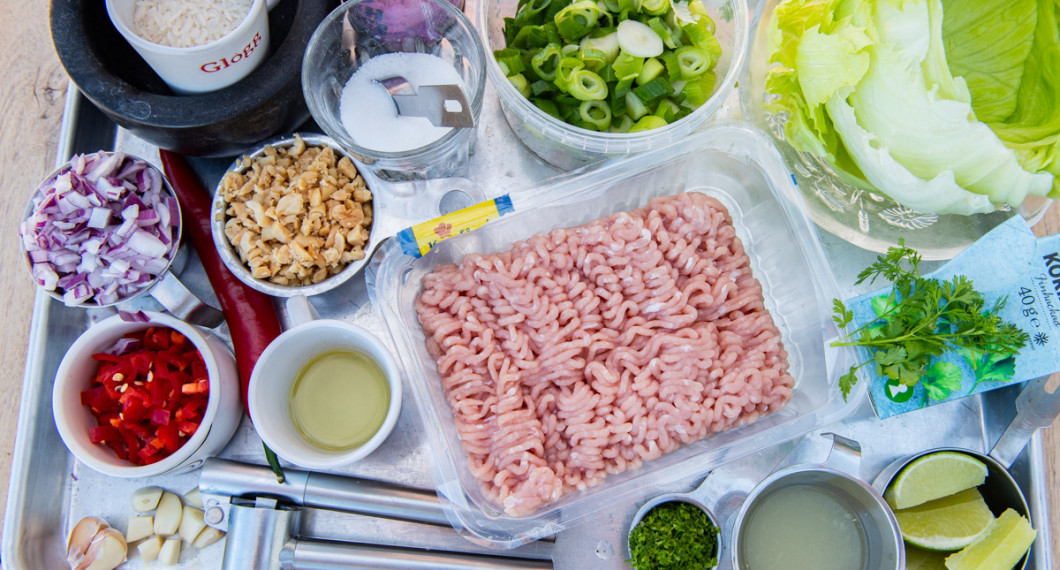 Ingredienser till Larb - vitlök, röd chili, ris att rosta, jordnötter, matolja, socker, fisksås, färs, rivet limeskal, limesaft, isbergssallad, färsk koriander och så har man mynta också. 