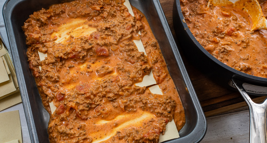 Lägg ett lager sås i botten och varva sedan med lasagneplattor till fyra lager.
