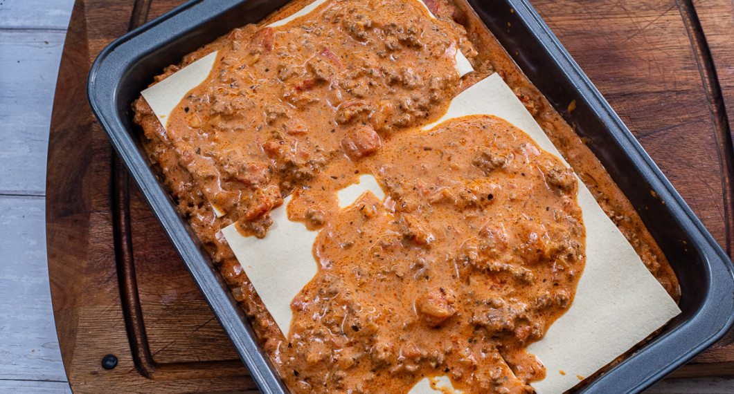 Sista lagret lasagneplattor toppas med resten av såsen.