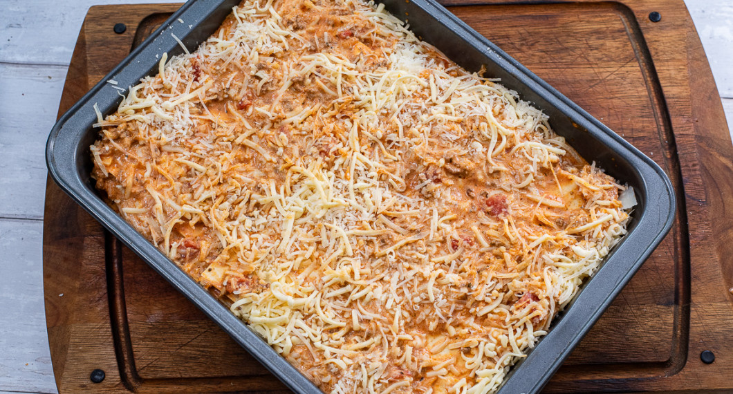 Fördela över osten samt tryck ner den i såsen något.