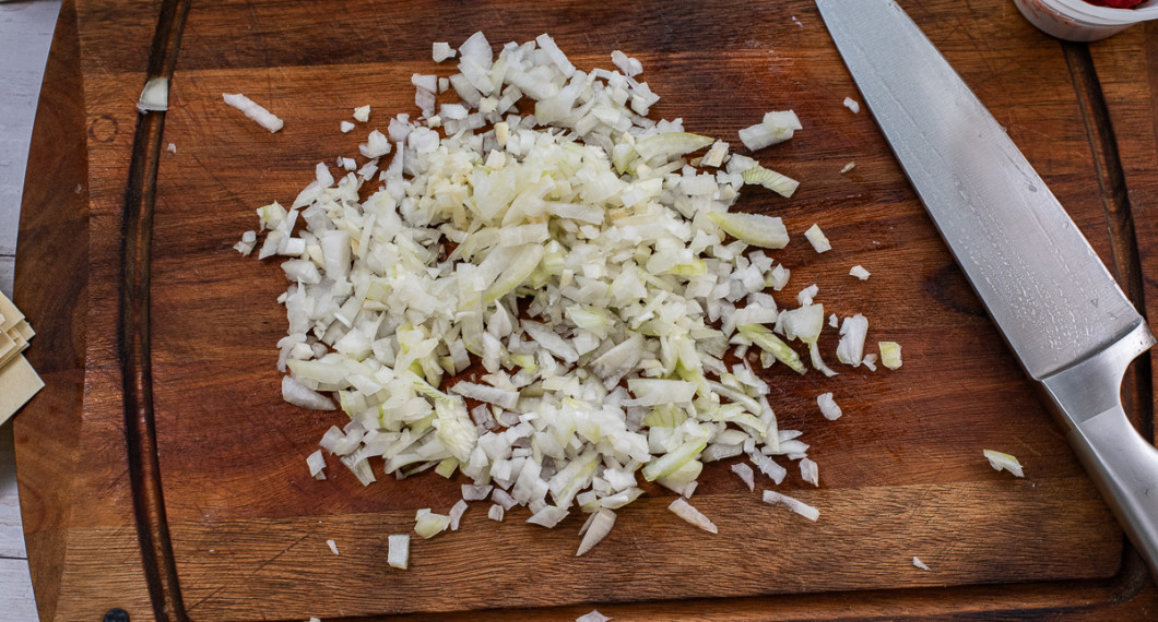 Skala och finhacka lök samt vitlök.