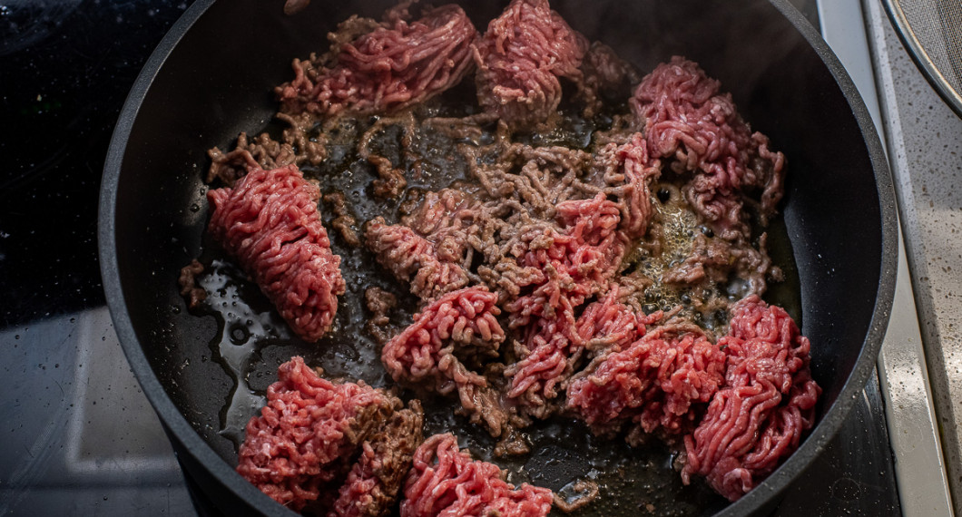 Fräs köttfärsen i olivolja i en stor stekpanna med höga kanter.
