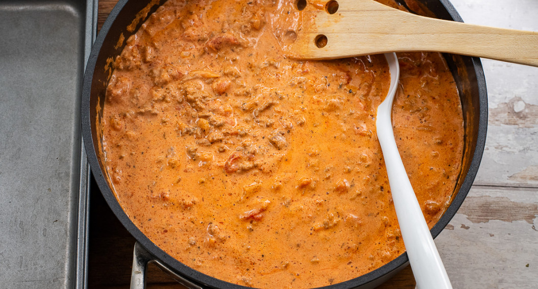 Koka ihop såsen i 10 minuter medan ugnen blir varm.