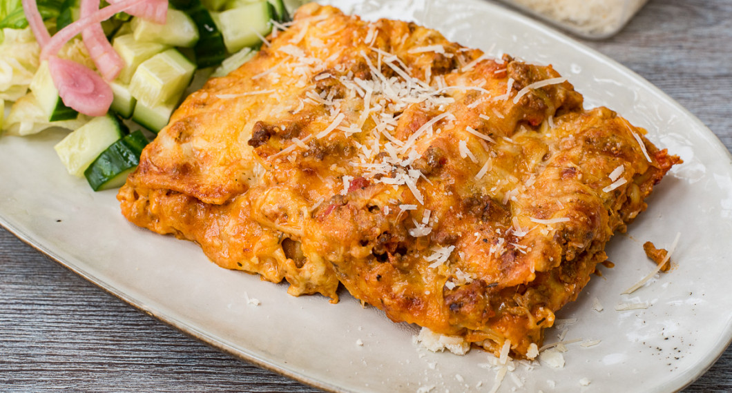 Lasagnen serverad med grönsallad och lite parmesan på toppen.