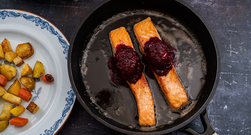 Låt gärna smöret smälta över laxen någon minut. Jag satte in laxen i ugnen så smöret smälte något. Alternativ är att använda en creme brulee brännare. 