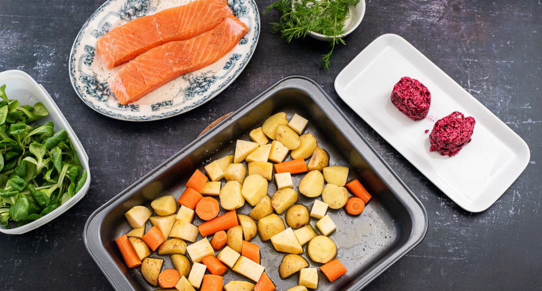 Machesallad, laxfilé, dill, kryddsmör med rödbeta, dill och lime samt rotfrukter. 