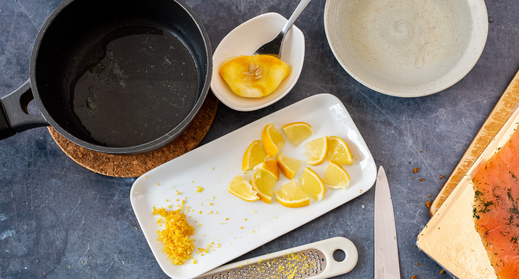 Riv skalet och pressa saft från halva citronen. Skär den andar halvan i 10 små klyftor. 