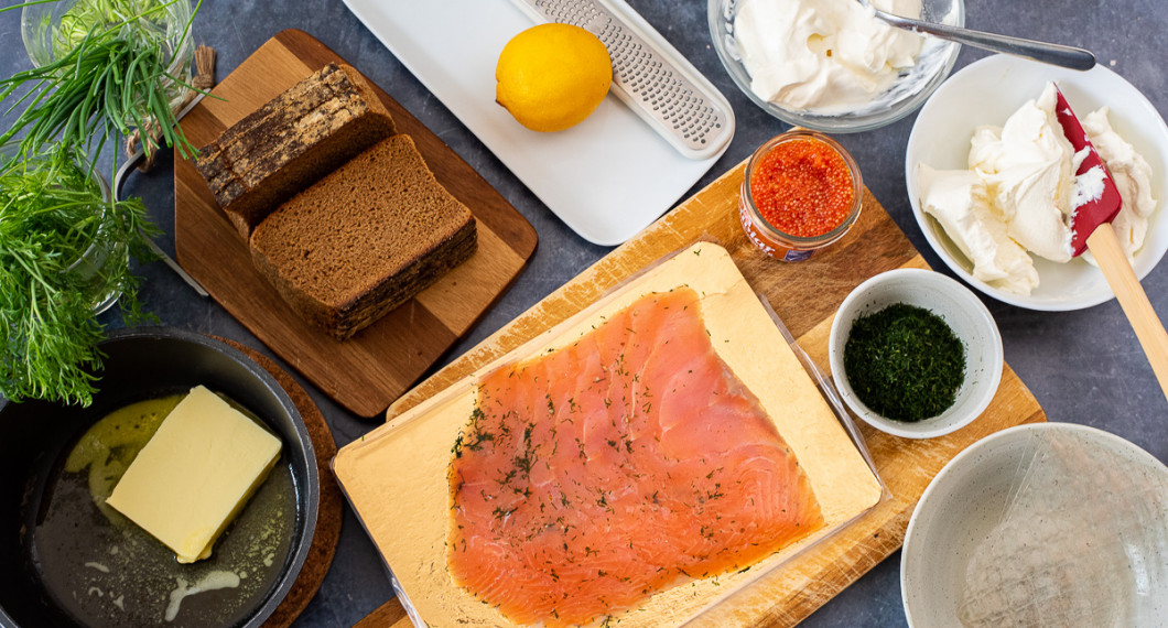 Till laxtårtan behöver du smör, kavring, gravad lax, citron, stenbitsrom, dill, crème fraiche, färskost och gelatinblad. 