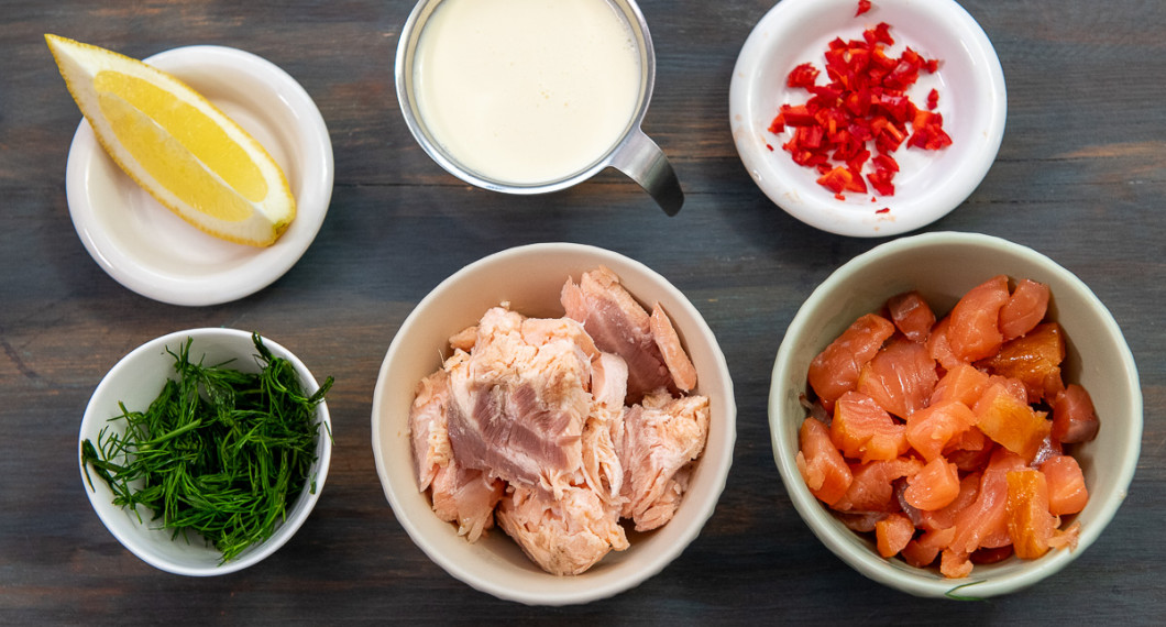 Till laxmoussen behöver du citron, dill, varmrökt lax, grädde, röd chili samt kallrökt lax. Vidare ägg om du önskar ha moussen som fyllning. 