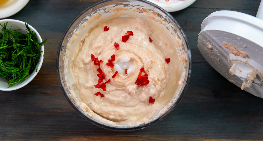 Mixa varmrökt och kallrökt lax med salt, peppar och citron till en slät röra. Ta i ägg om du önskar ha moussen som fyllning. Tillsätt hackad chili. 