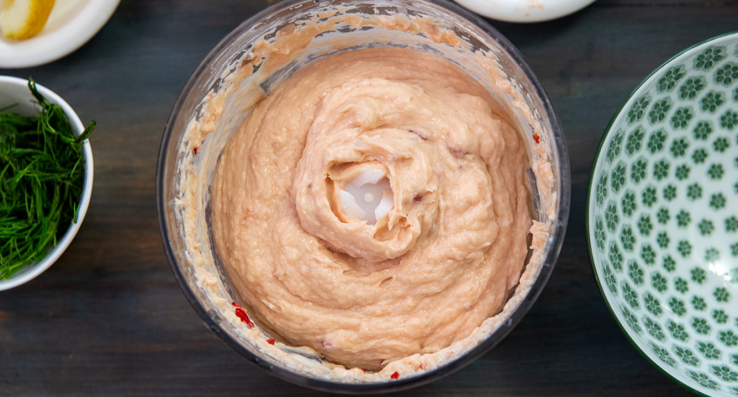 Tillsätt grädden lite i taget och mixa moussen slät. Smaka av med salt och vitpeppar. 