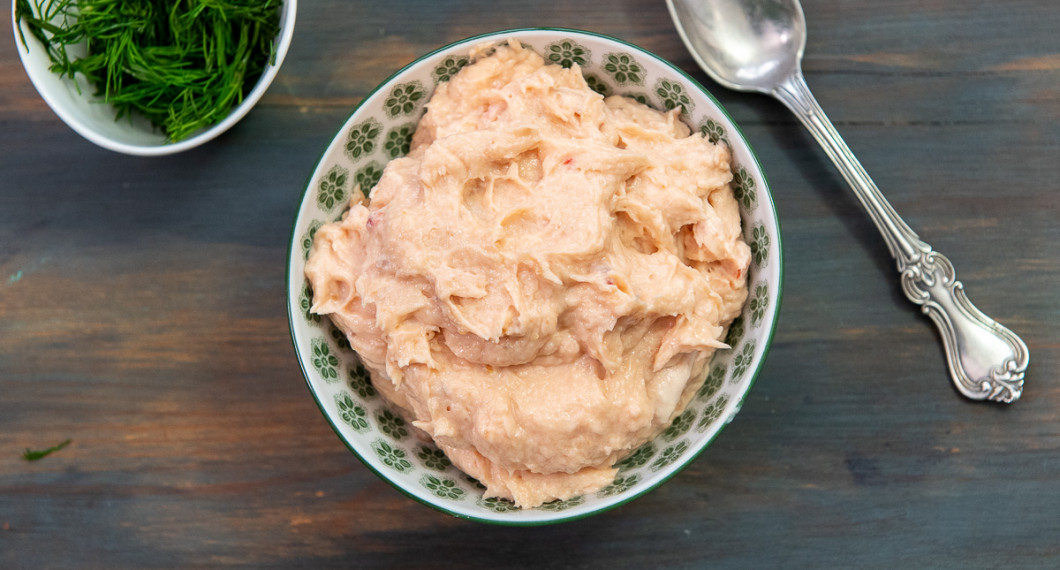 Moussen är klar att serveras med dill som dekoration. En del av dillen kan också mixas i röran. 