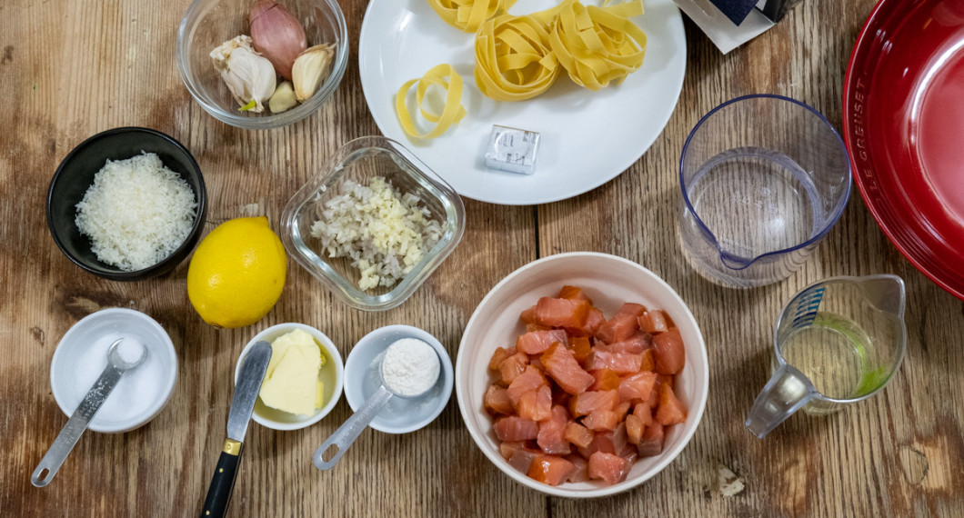 Ingredienser till pastan: riven parmesan, salt, smör, citron, schalottenlök, vitlök, fiskbuljong, rökt lax, vatten, vitt vin och tagliatelle. 