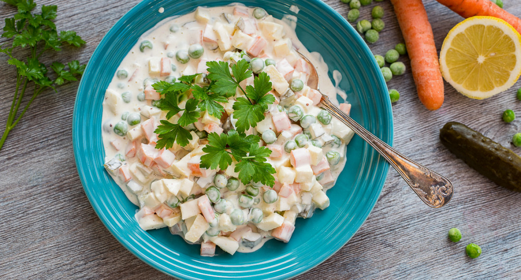 Legymsalladen serveras kall och kan garneras med förslagsvis kvistar av bladpersilja. 