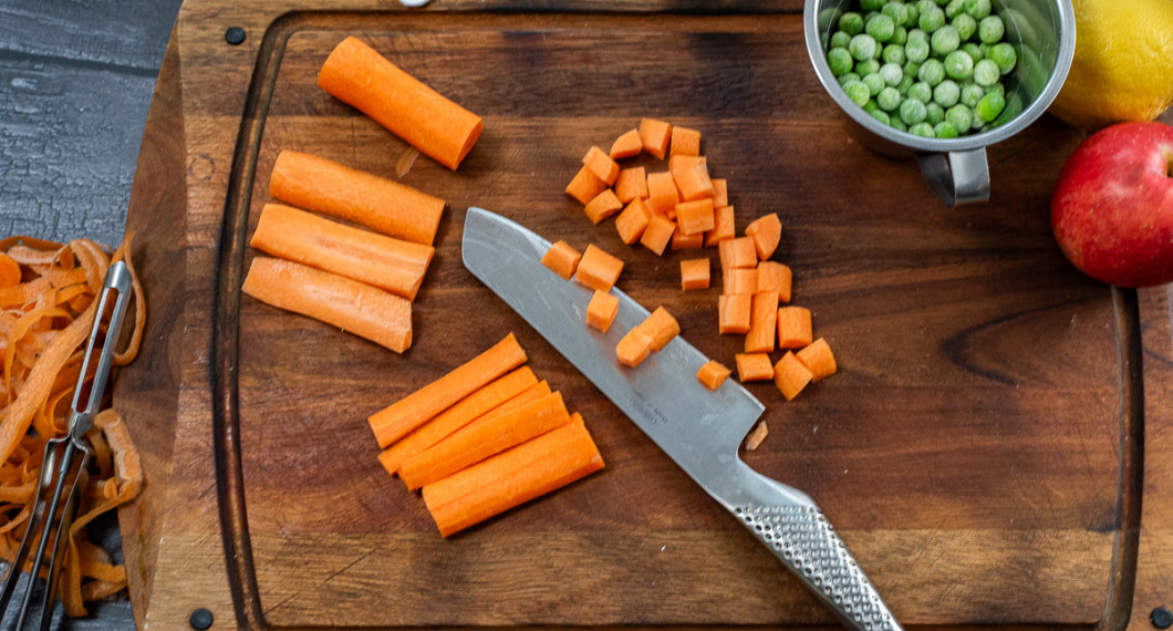 Skala och tärna morötter ca 0,5 x 0,5 cm. 