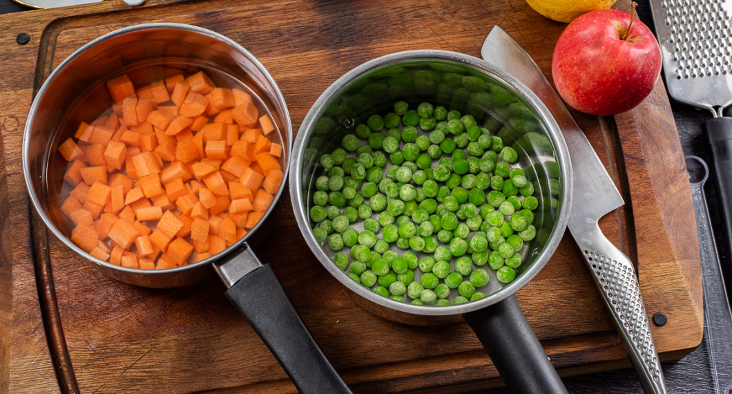 Koka morötter 5 minuter och ärtor i 2 minuter. Spola kallt i durkslag. 