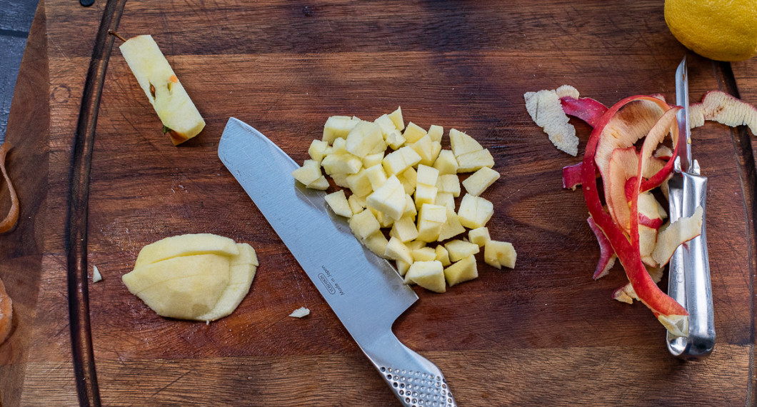 Skala, kärna ur och tärna äpplet. 