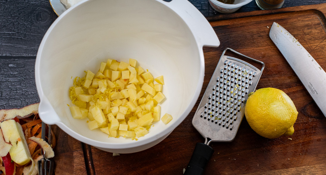 Skölj citron och riv ca 1/4 av skalet. Lägg i en skål med äpplet. 