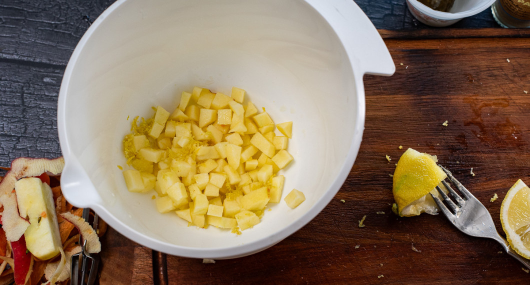 Pressa i saften från 1/4 av citronen och vänd runt. 