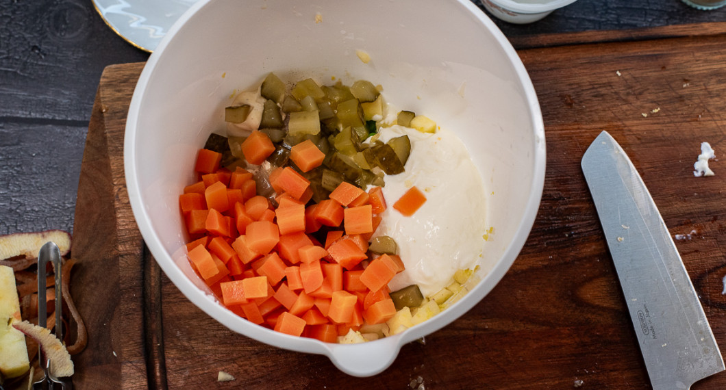 Tillsätt saltgurka och kalla kokta morötter. Vänd runt och ställ i kylen att kallna i 20 minuter. 