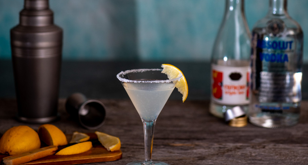 Till Lemon Drop cocktail behöver du en shaker med sil och is, kylt martiniglas, citron, socker, apelsinlikör och vodka. 