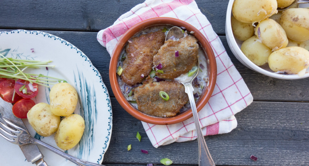 Servera lertallriksillen med kokt färskpotatis, delikatesspotatis eller skalpotatis.