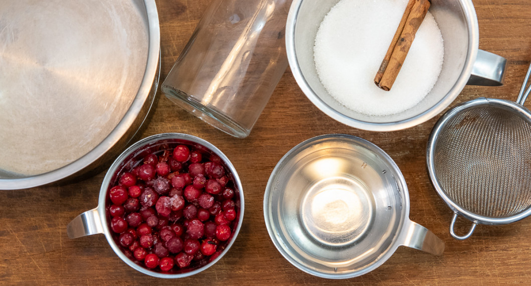Till lingonsirapen behöver du lingon, vatten, socker och kanel. 
