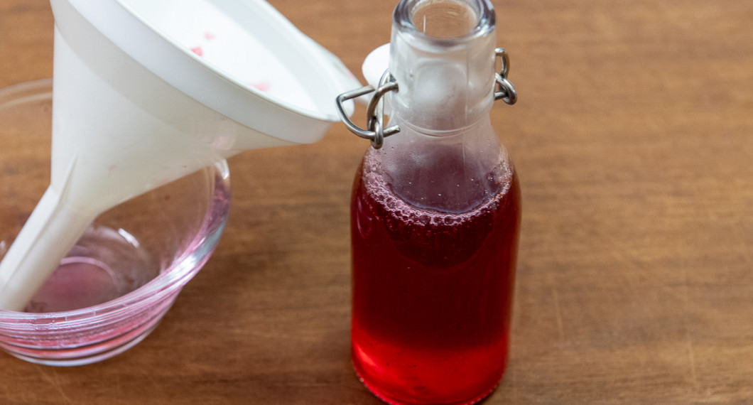 Häll upp på flaska eller glasburk. Låt svalna och förvara kallt. 