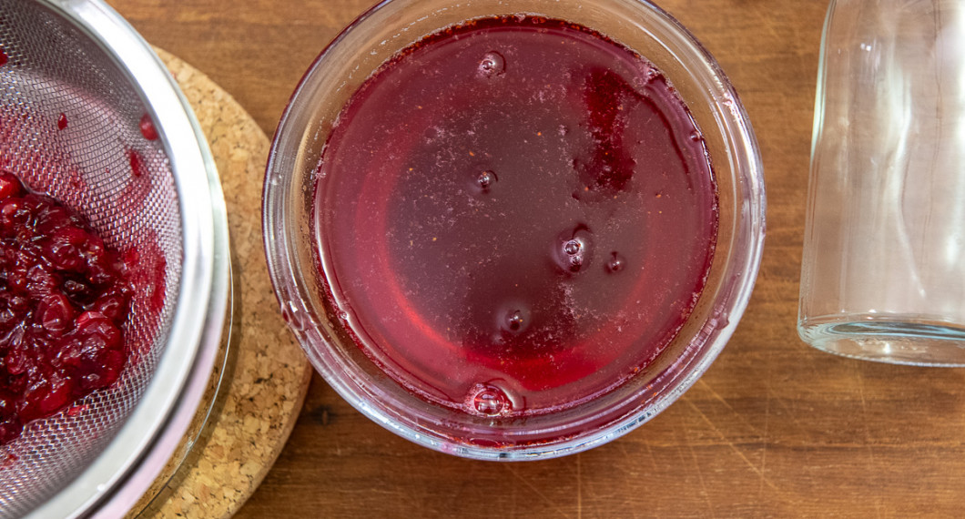 Jag fick ut ca 1,2 dl lingonsirap eller lingonsockerlag. 