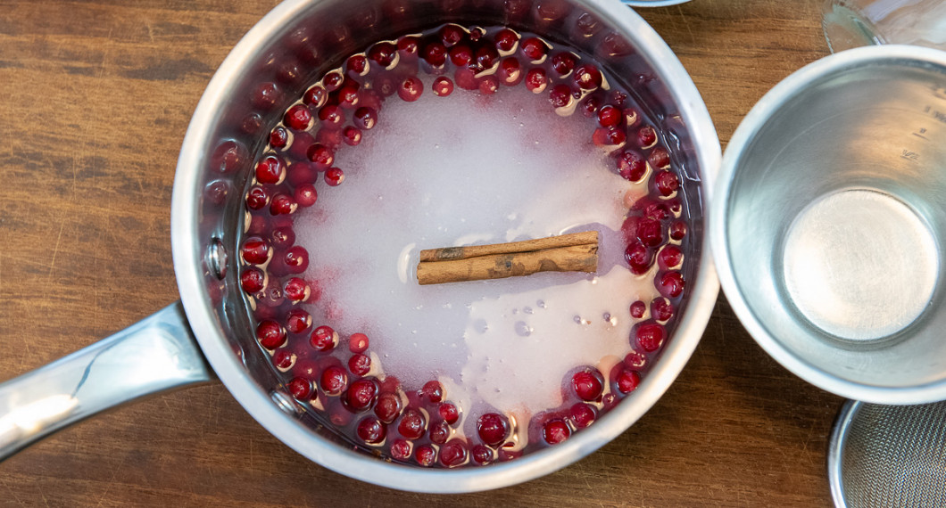 Tillsätt socker och kanel. 