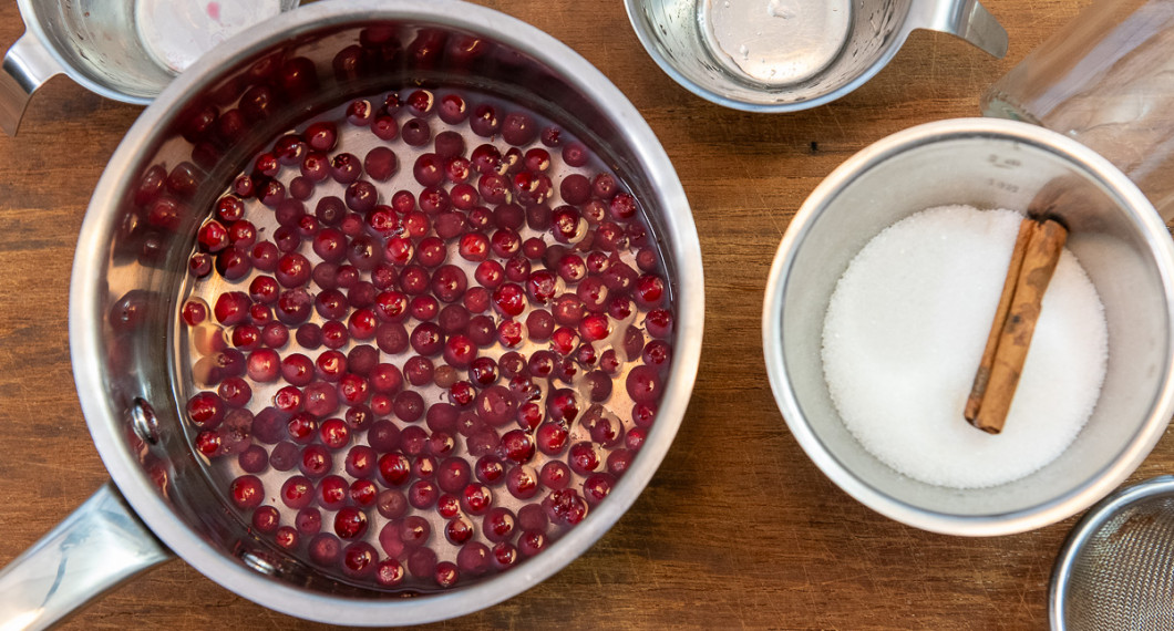 Mät upp lingon och vatten i en kastrull. 