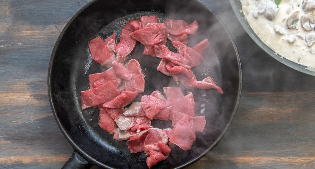 Skär köttet i bitar eller strimlor och bryn det i smör hälften i taget i en stekpanna. Salta och peppra. Lägg över på en tallrik eller fat. 