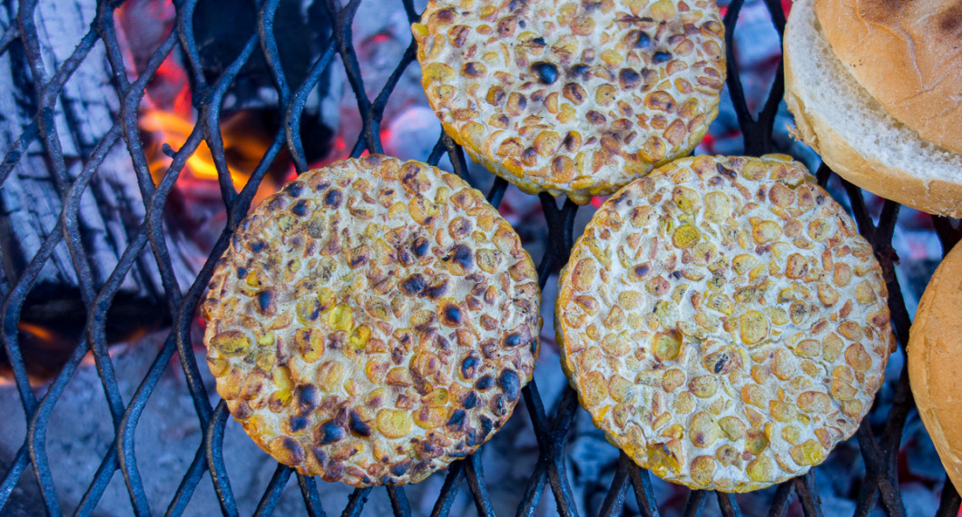 Burgarna kan grillas på utegrill eller stekas knapriga i olja. 