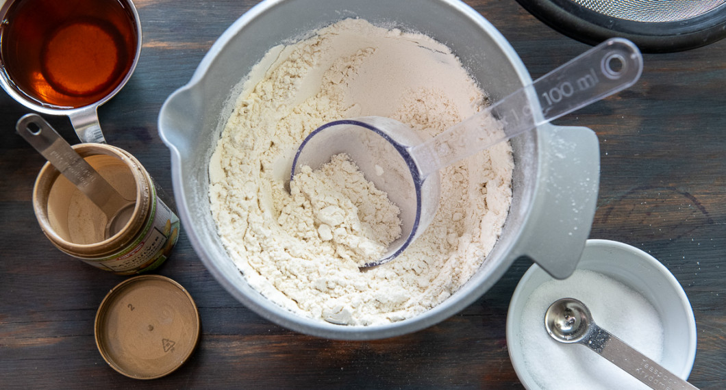Blanda vetemjöl, bakpulver och salt i en bunke. 