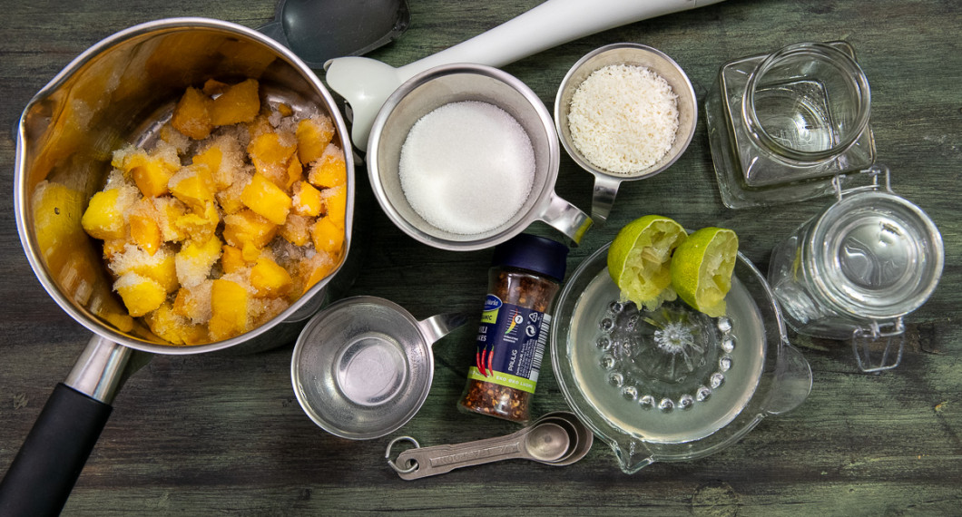 Till marmeladen behöver du frysta mango, syltsocker, kokosflingor, vatten, chiliflakes samt lime. 