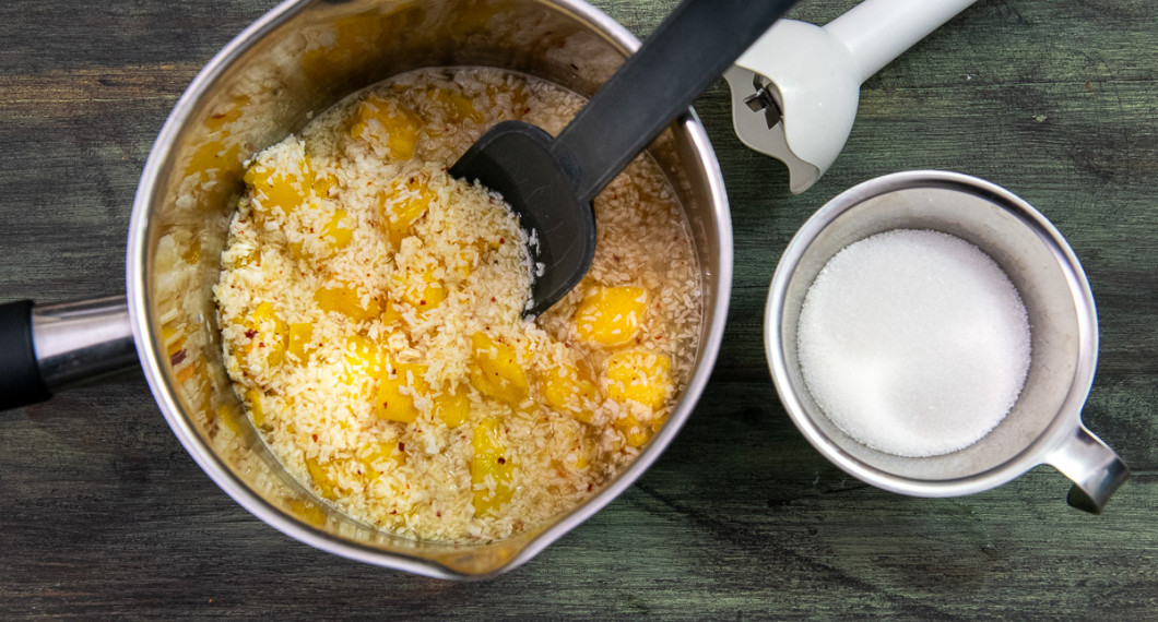 Koka mango, kokosflingor, pressad lime samt chili i en kastrull ca 6 minuter. 