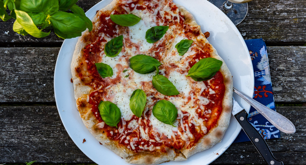 Margherita pizza gräddad på utegrill. Basilikan kan även läggas på efter gräddning om man önskar det. 