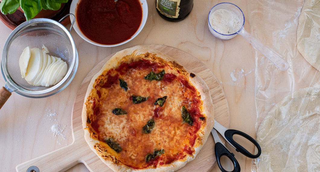 Pizza gräddad 4 minuter på pizzastål 1 dm från grillelementet max värme i vanlig hemmaugn. 