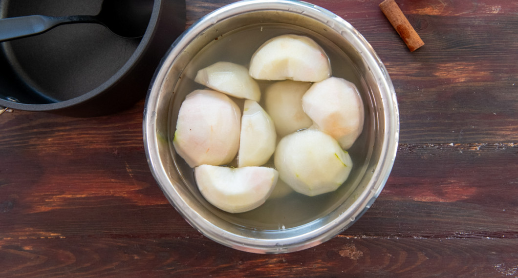 Skala och kärna ur päronen samt äpplen. Lägg i en bunke med lite pressad citron så de ej mörknar. 
