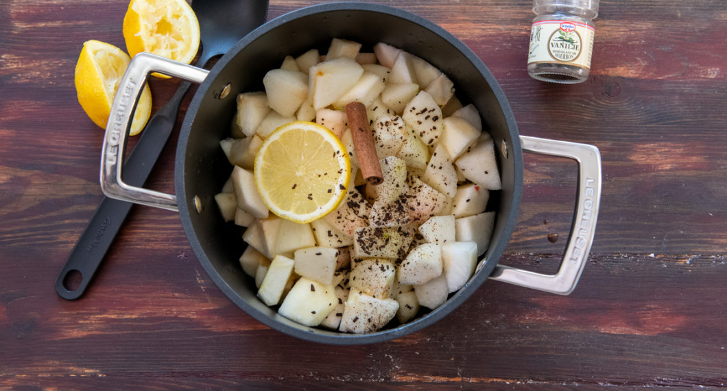 Skär äpplen och päron i tärningar och lägg i en tjockbottnad kastrull tillsammans med en skiva citron, pressad citronsaft, kanel, vatten samt vanilj. 