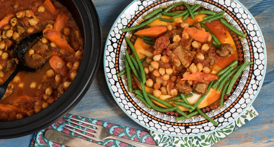 Servera med gröna bönor, couscous, harissa och hummus. 