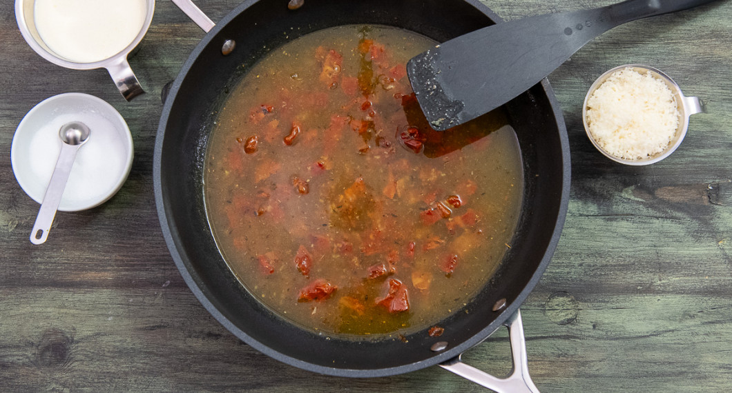 Fräs vitlök och chili i olivolja och tillsätt soltorkade tomater, vatten och buljongtärning. 