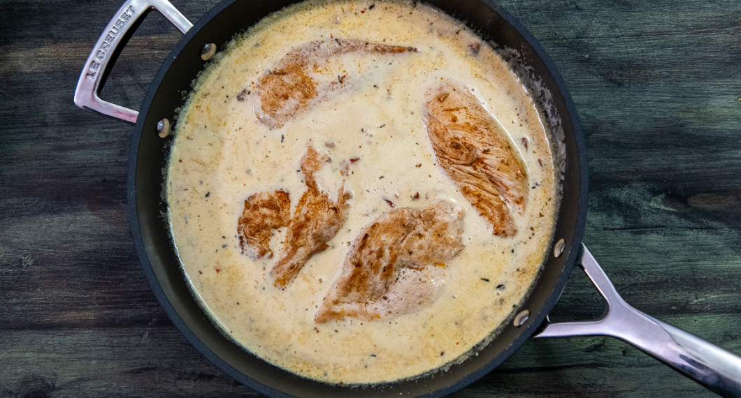 Tillsätt brynta kycklingfiléer och låt puttra tills kycklingen är genomstekt ca 10 minuter. 