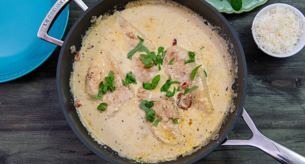 Garnera med färsk basilika samt servera direkt ur pannan. 