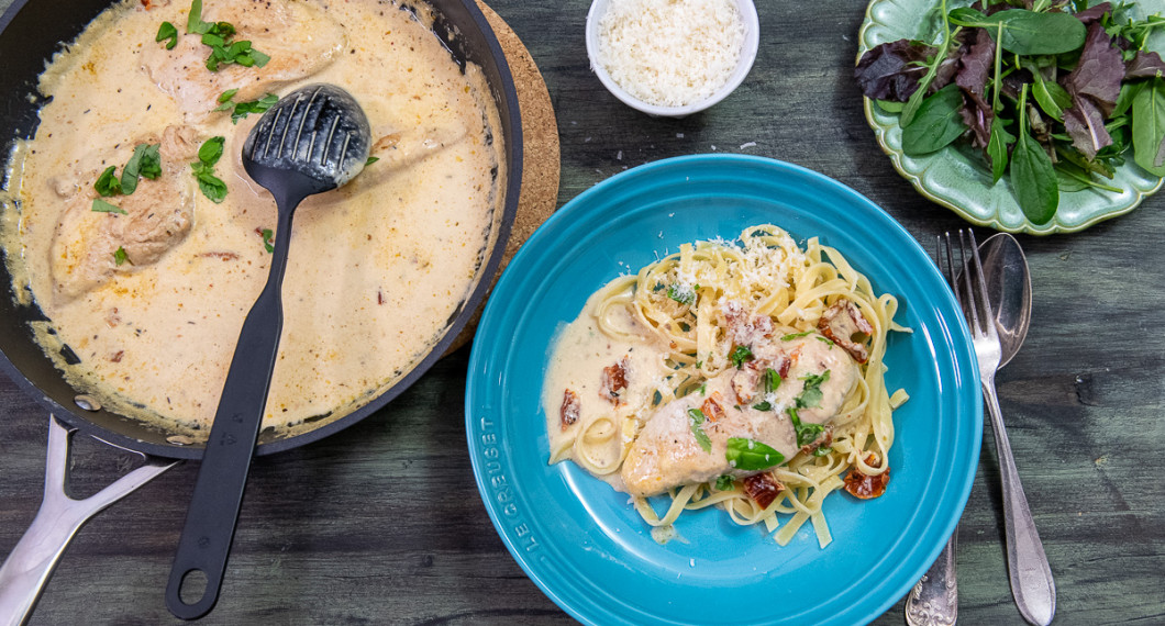 Jag serverade med tagliatelle och grönsallad till. Annat som passar till är potatismos, råris eller klyftpotatis. 