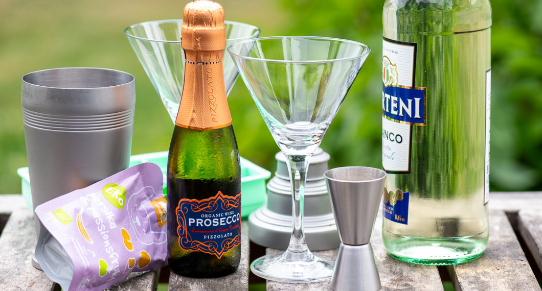 Till drinken behöver du passionsfrukt- och persikopuré, prosecco, shaker, martiniglas, isbitar, cl mått samt Martini Bianco.