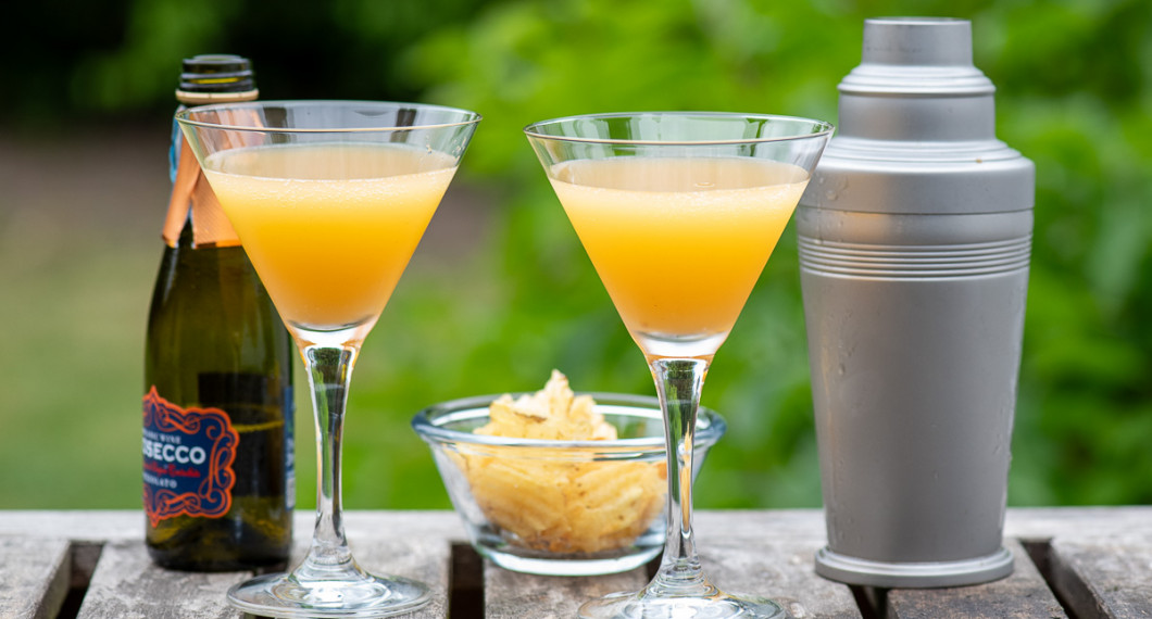 Skaka fruktpurén med martini samt is och häll upp i martiniglas. Toppa med proseccon. 