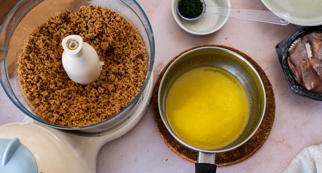 Mixa kavringen och tillsätt samt mixa i smält smör. 